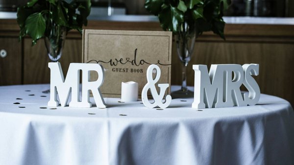 Pourquoi le livre d'or de mariage est-il un souvenir précieux ?