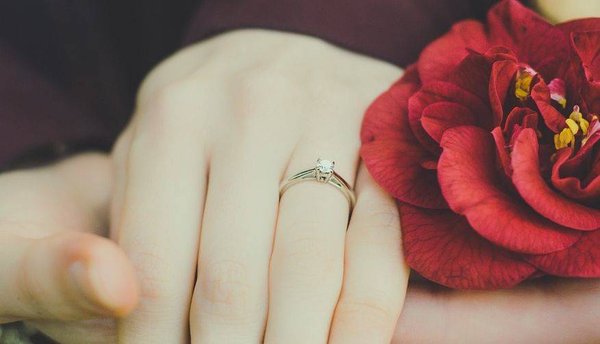 Pourquoi offrir une bague de fiançailles ?